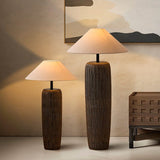 Stehlampe aus verwittertem Holz