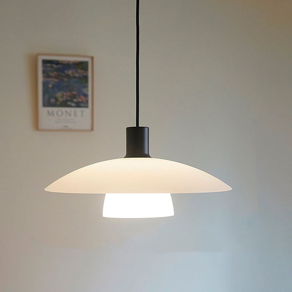 Minimalistische Pendelleuchte aus weißem Scheibenglas