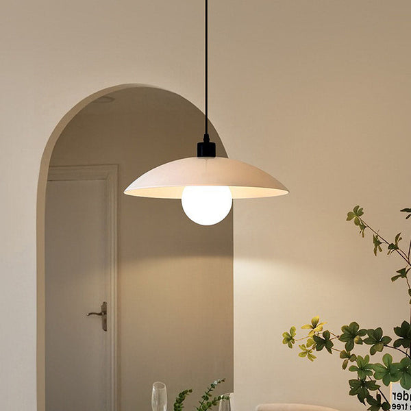 Minimalistische Pendelleuchte aus weißem Scheibenglas