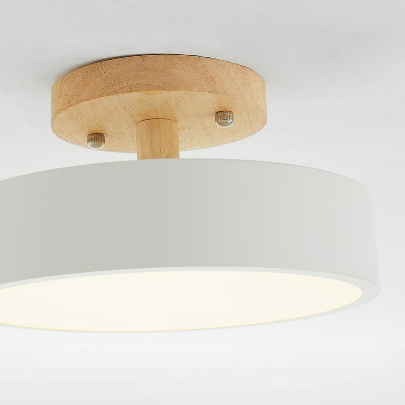 Moderne LED-Deckenleuchte aus Holz