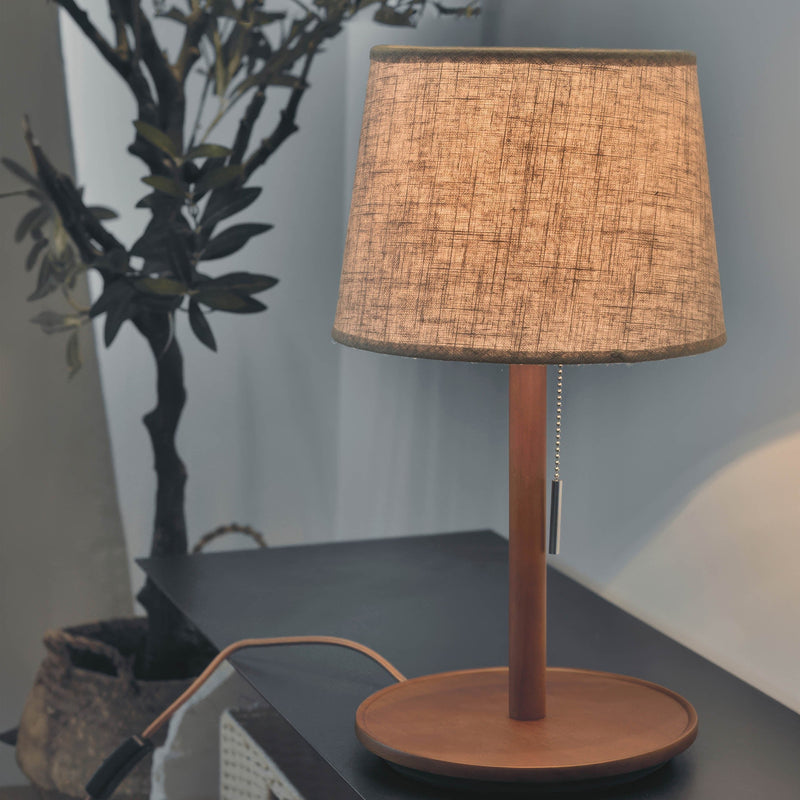 Gentle Glow Lampe aus nordischem Nussbaumholz mit luxuriösen Stoffakzenten