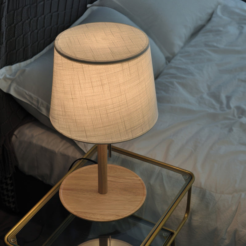 Gentle Glow Lampe aus nordischem Nussbaumholz mit luxuriösen Stoffakzenten