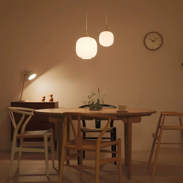 Moderne Skandinavische Opalglas-Pendelleuchte mit Radius