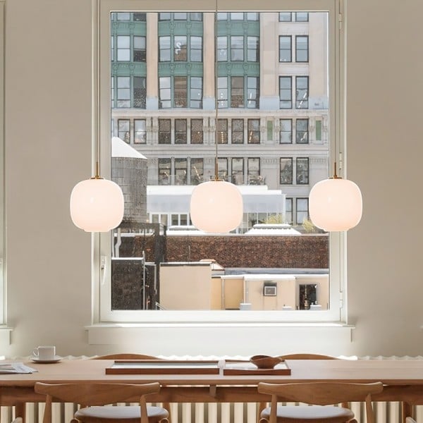 Moderne Skandinavische Opalglas-Pendelleuchte mit Radius