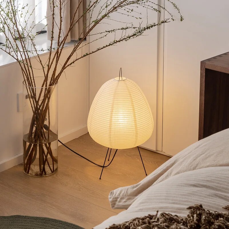 Lampe de table japonaise en papier de mûrier avec base trépied en métal